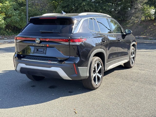 Used 2025 Volkswagen Tiguan SE AWD/4WD image 30