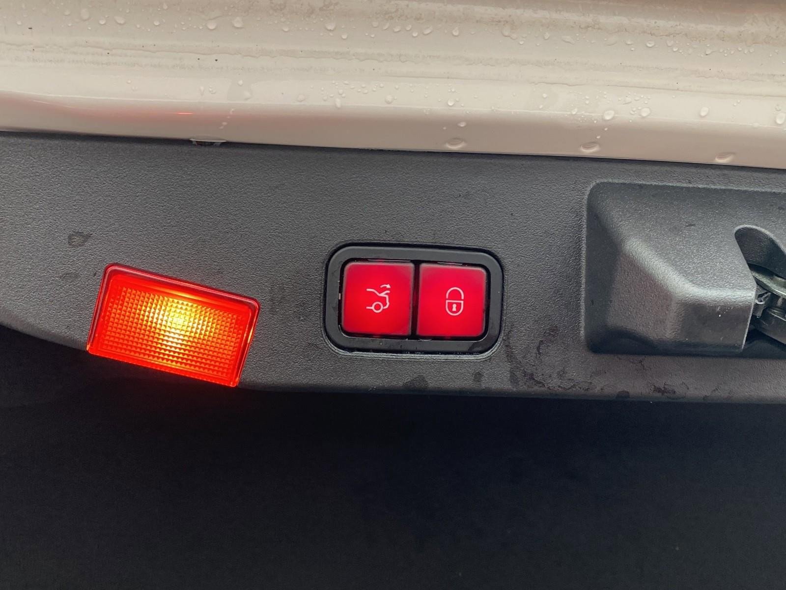 Used 2015 Mercedes-Benz SL 550 image 14