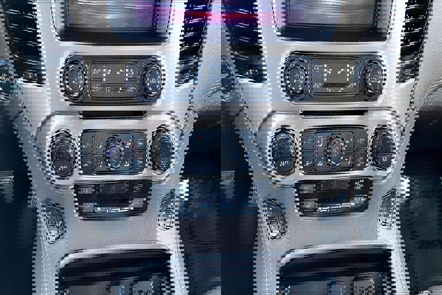 Used 2020 GMC Yukon Denali w/ Denali Premium Package image 16