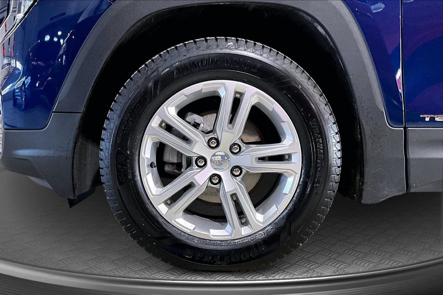 Used 2023 GMC Terrain SLE w/ Driver Convenience Package image 10