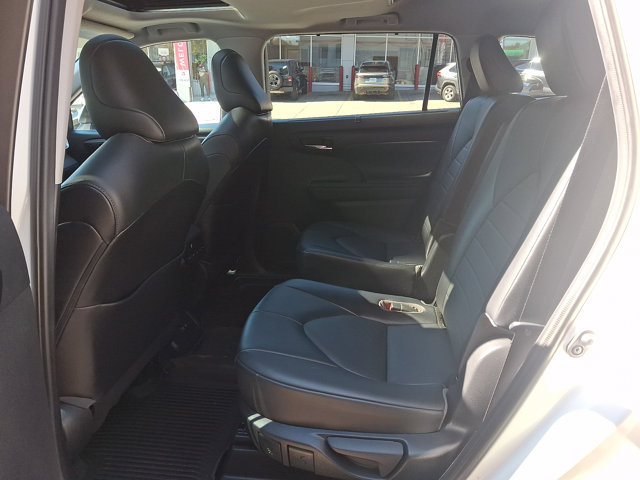 Used 2021 Toyota Highlander XLE AWD/4WD image 10