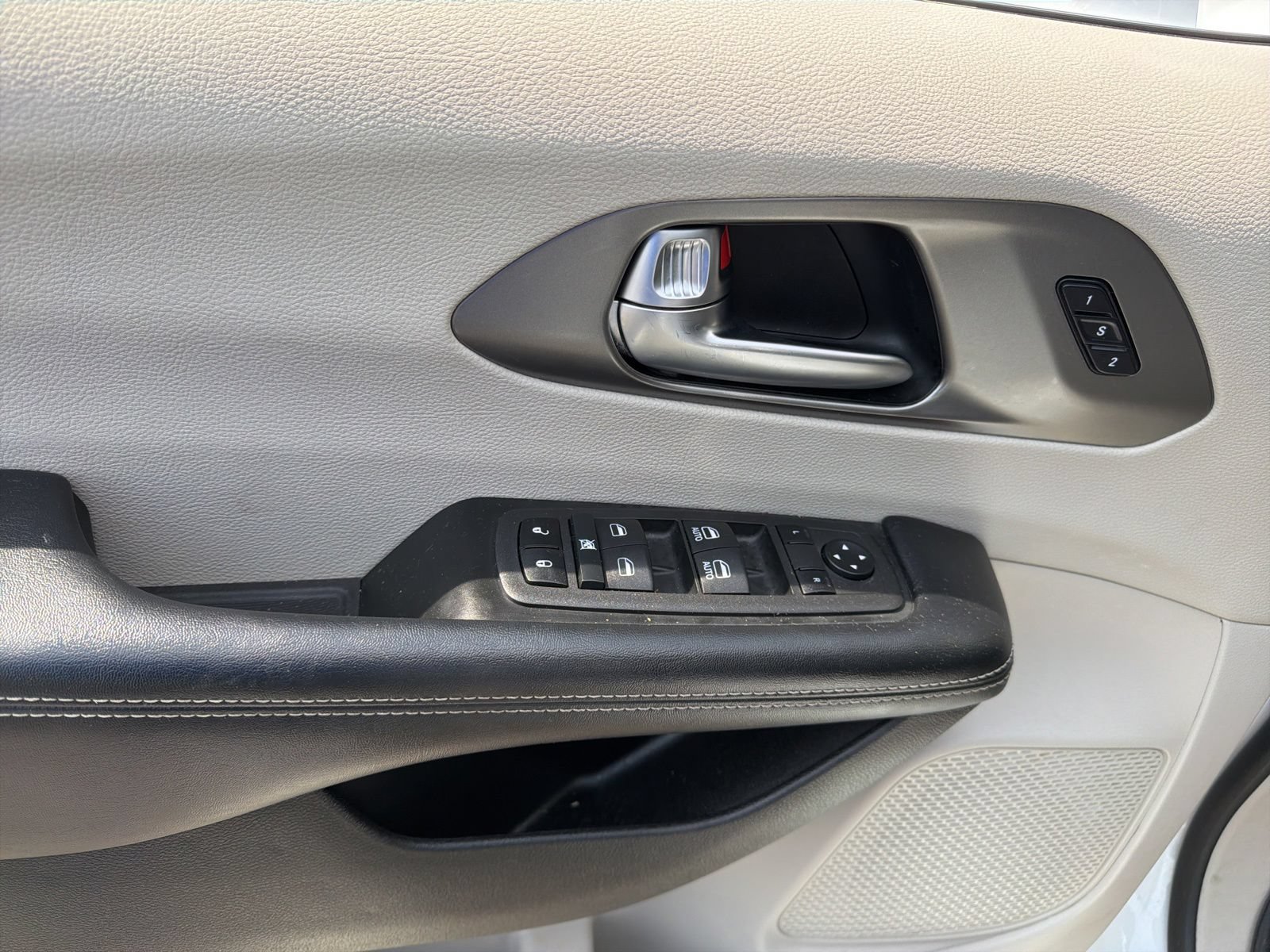 Used 2022 Chrysler Pacifica Touring-L FWD image 4