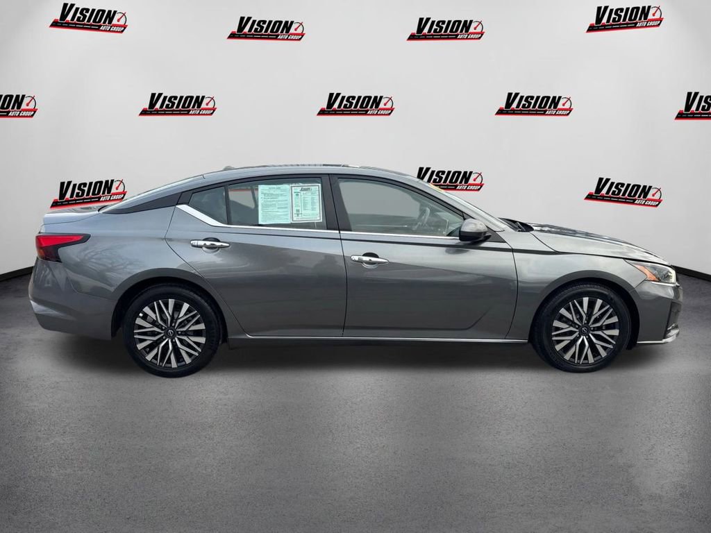 Used 2023 Nissan Altima 2.5 SV image 4