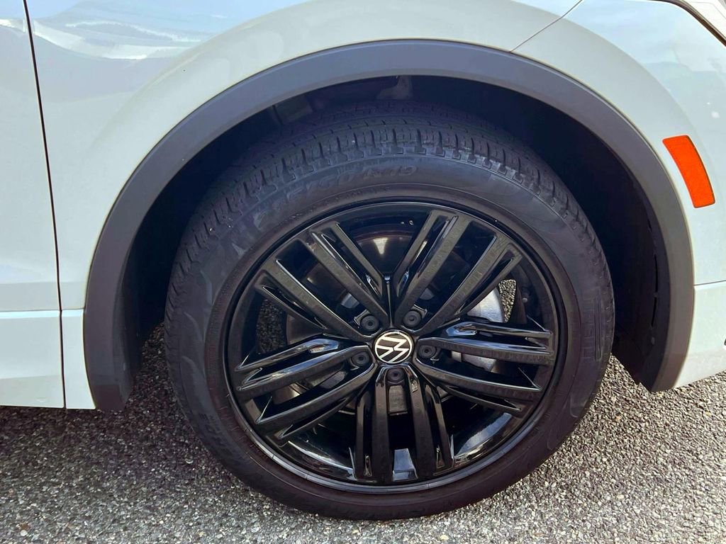 Used 2022 Volkswagen Tiguan SE R-Line image 10