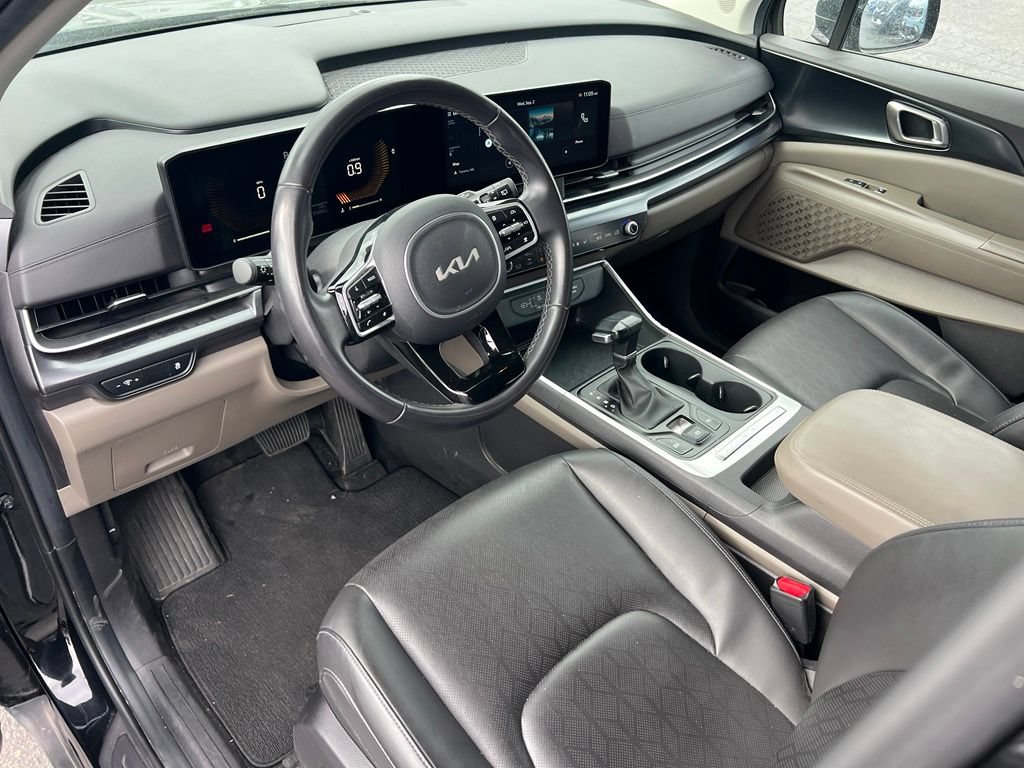 Used 2025 Kia Carnival FWD image 16