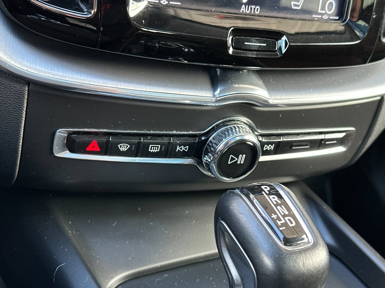 Used 2019 Volvo XC60 T6 Momentum w/ Multimedia Package AWD/4WD image 23
