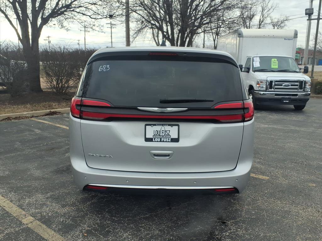 Used 2024 Chrysler Pacifica Touring-L image 35