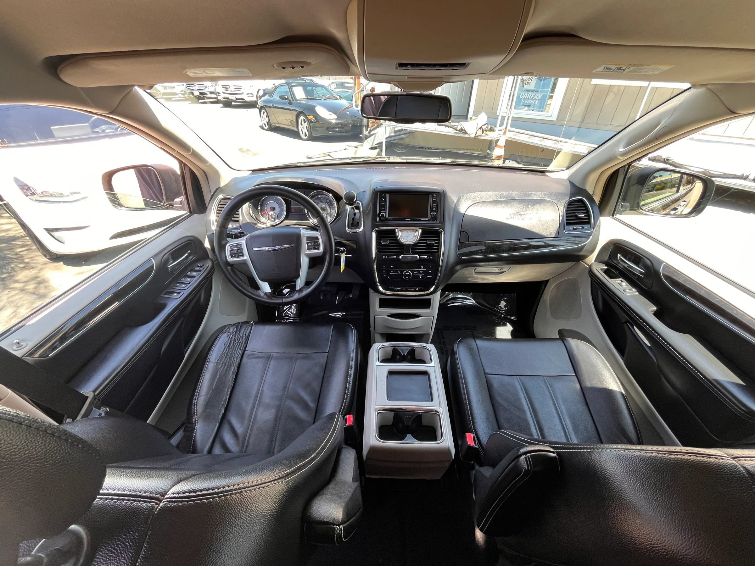 Used 2015 Chrysler Town & Country Touring FWD image 10
