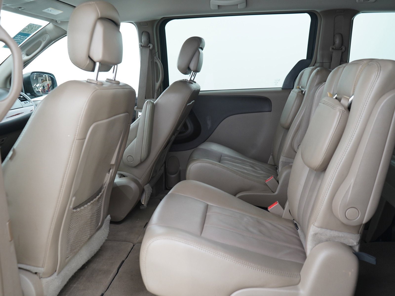 Used 2014 Chrysler Town & Country Touring FWD image 16