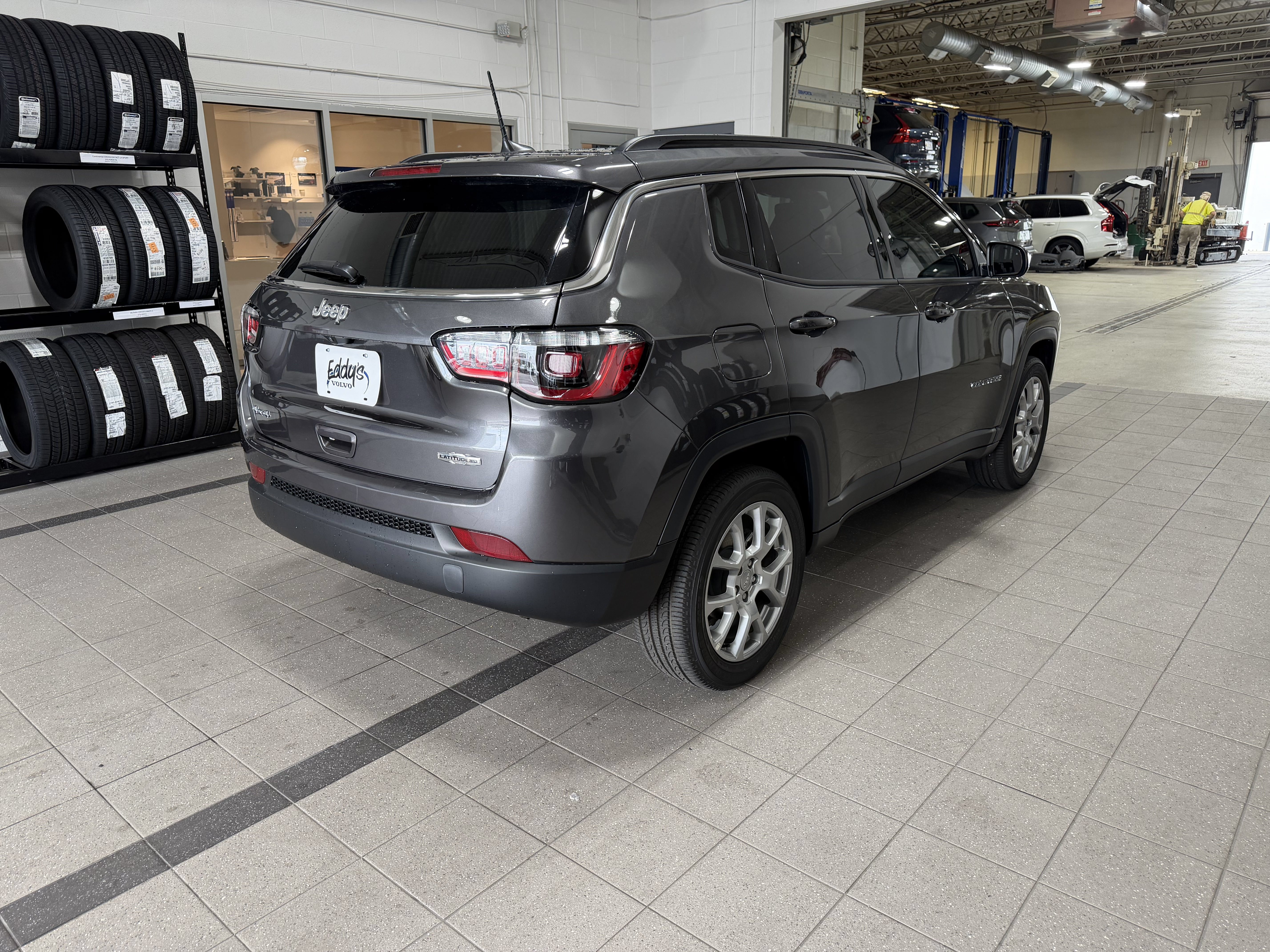 Used 2022 Jeep Compass Latitude w/ Sun and Sound Group AWD/4WD image 7