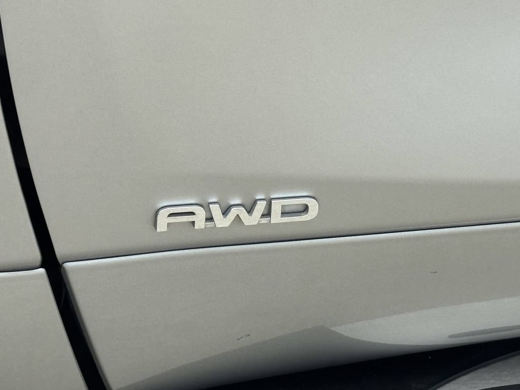 Used 2024 Toyota Highlander XLE AWD/4WD image 10