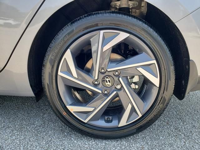 Used 2025 Hyundai Elantra SEL image 12