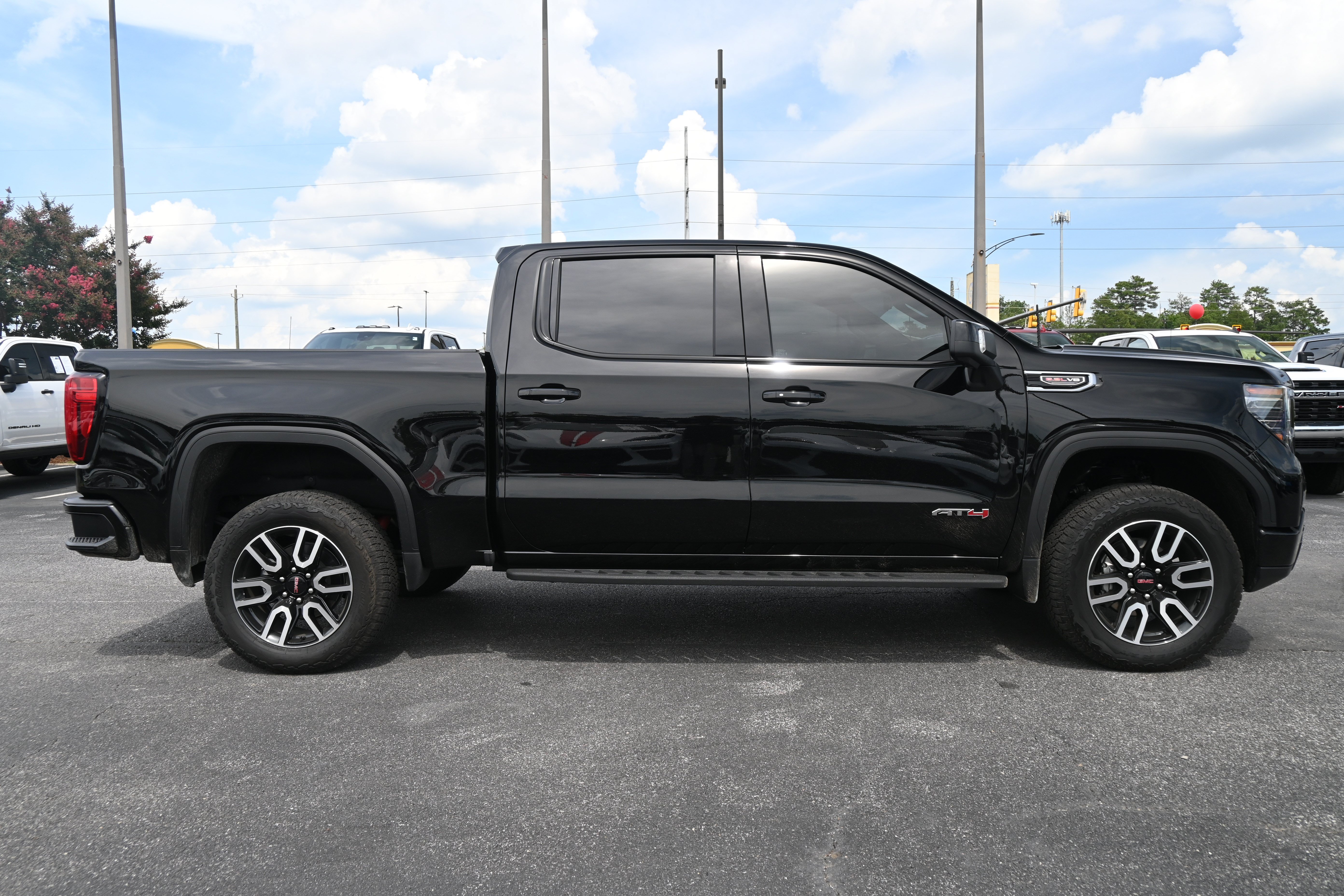 Used 2025 GMC Sierra 1500 AT4 w/ AT4 Premium Package AWD/4WD image 13