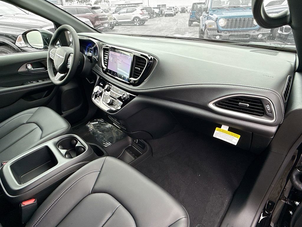 New 2026 Chrysler Pacifica Select FWD image 32