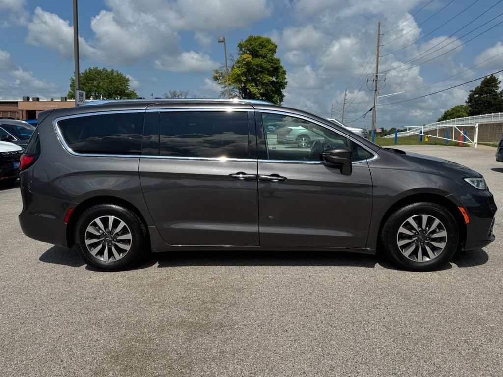 Used 2021 Chrysler Pacifica Touring-L FWD image 2
