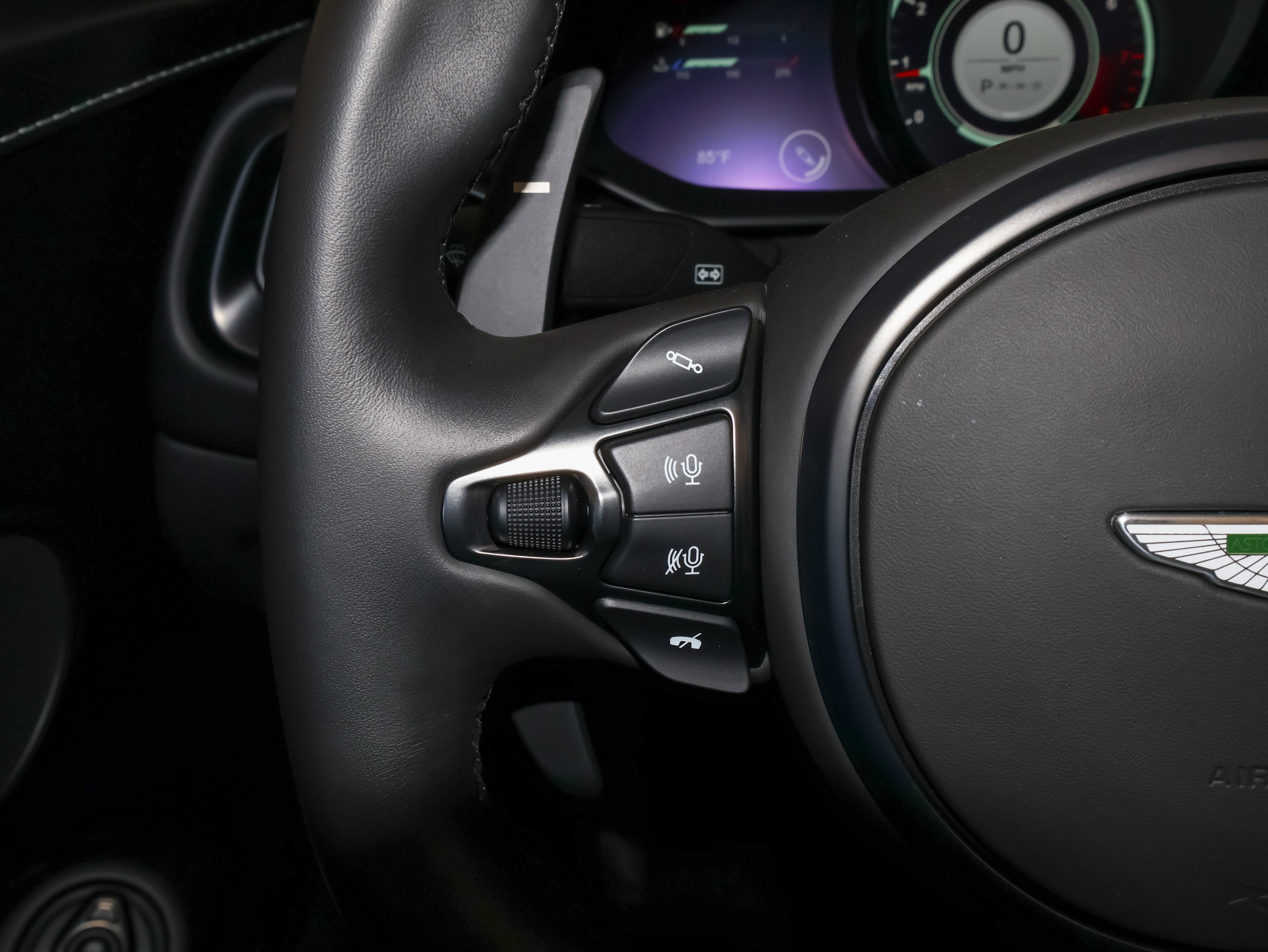 Used 2023 Aston Martin V8 Vantage Roadster RWD image 28