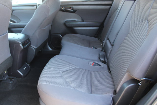 Used 2020 Toyota Highlander LE FWD image 36