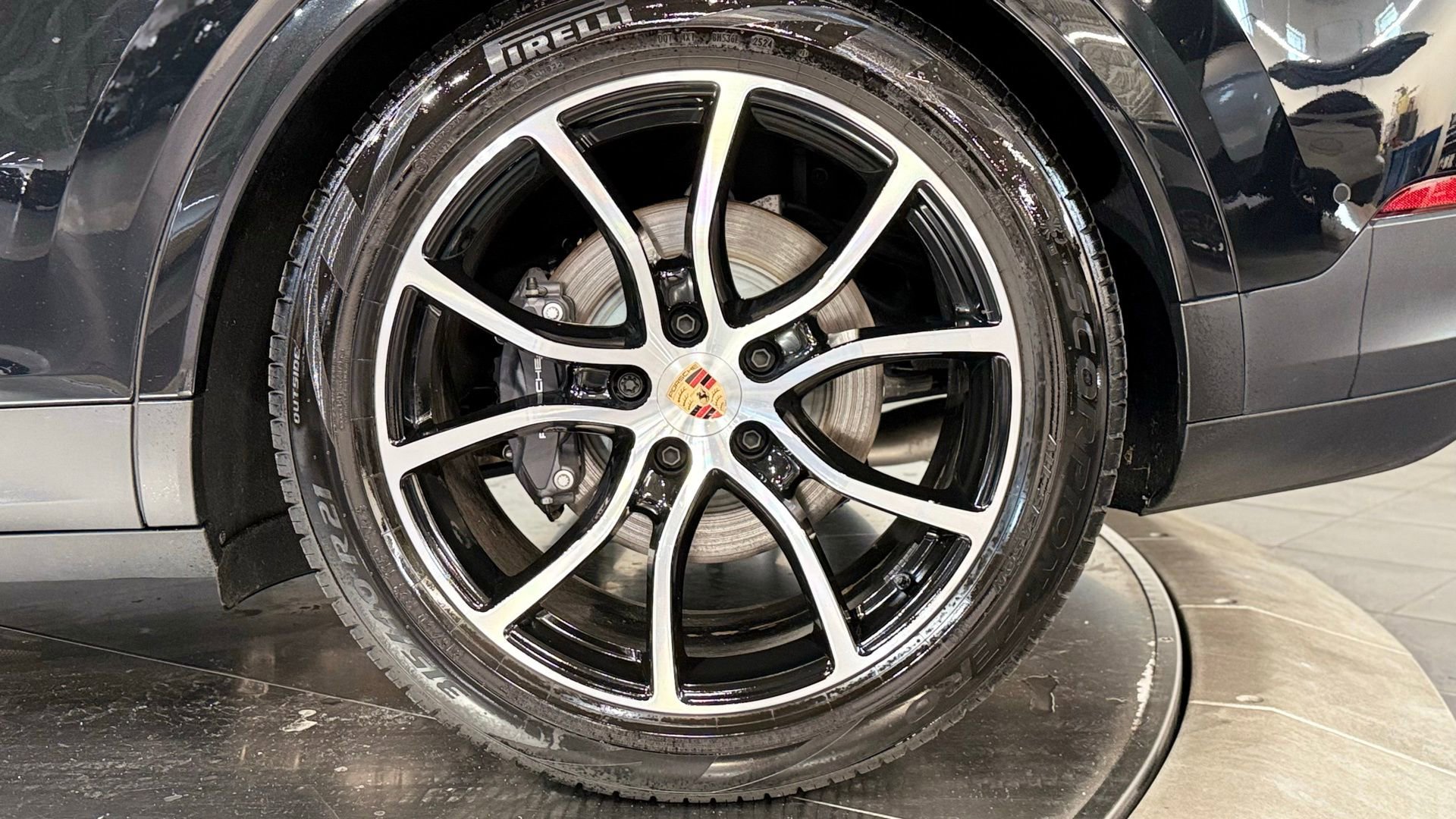 Used 2025 Porsche Cayenne Coupe image 25