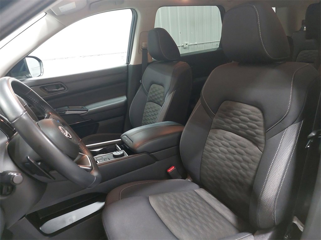 Used 2024 Nissan Pathfinder SV w/ SV Premium Package image 17