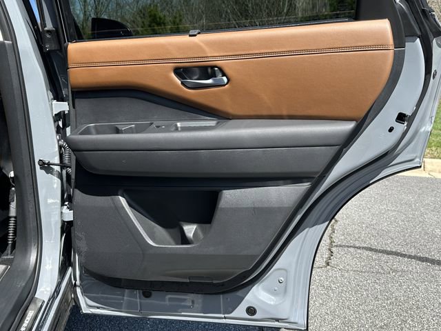Certified 2025 Nissan Pathfinder Platinum w/ Lighting Package (N92) image 17