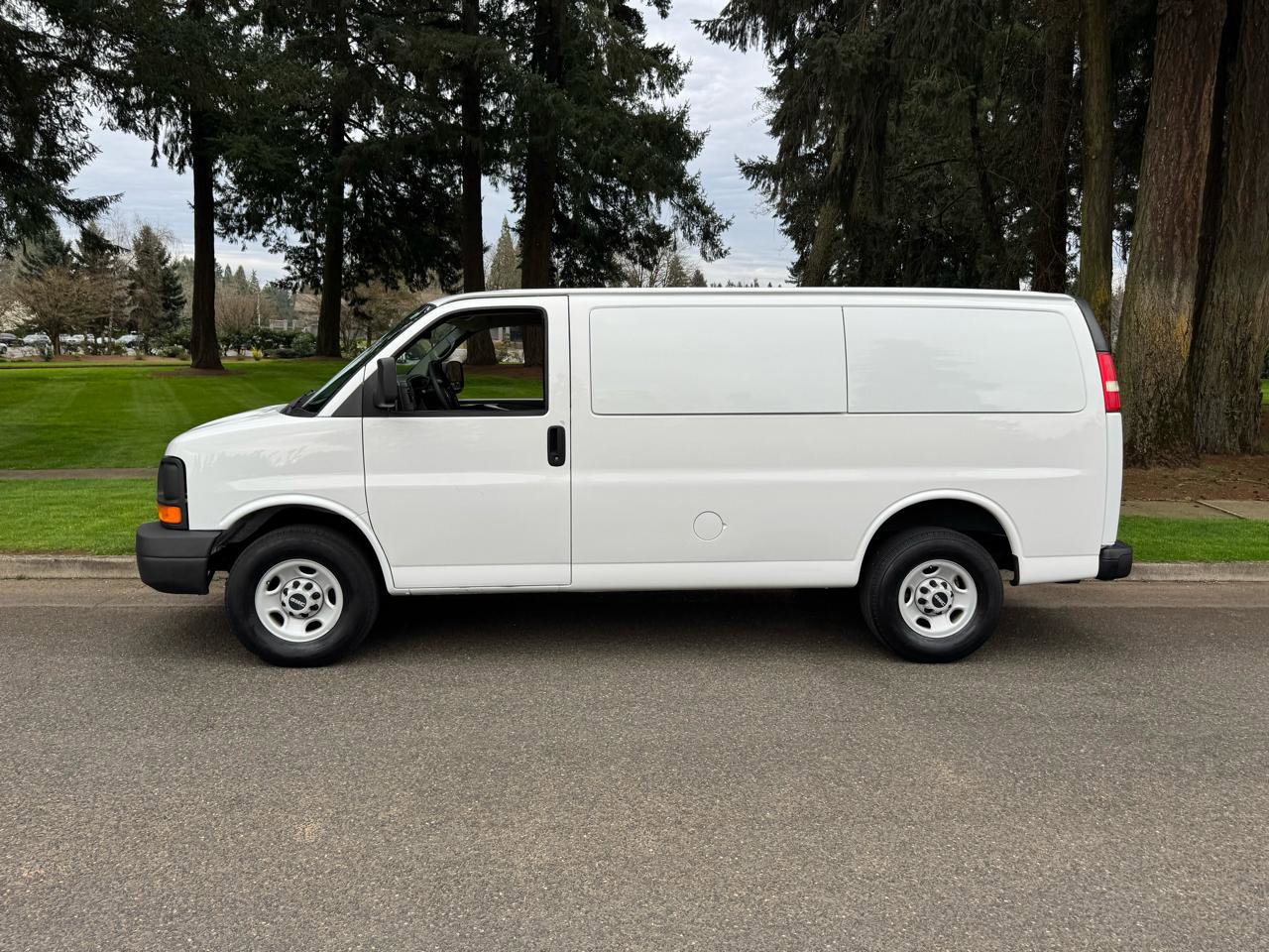 Used 2009 GMC Savana 3500 G3500 Cargo image 2