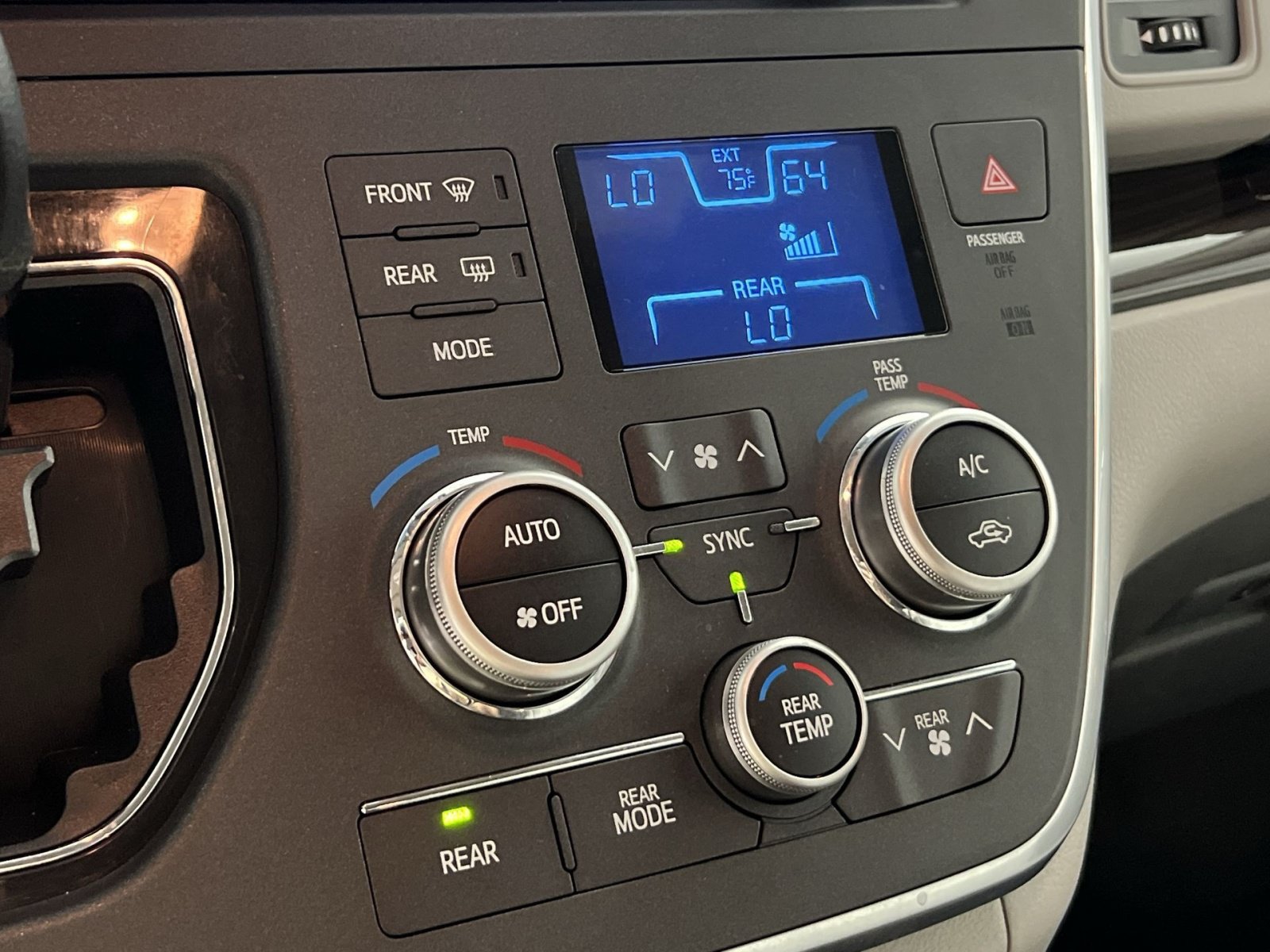 Used 2017 Toyota Sienna XLE w/ XLE Navigation Package FWD image 21