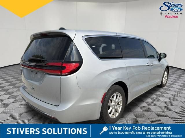 Used 2023 Chrysler Pacifica Touring-L FWD image 6
