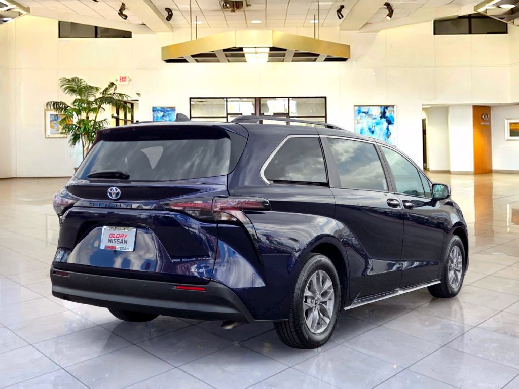 Used 2025 Toyota Sienna XLE FWD image 5