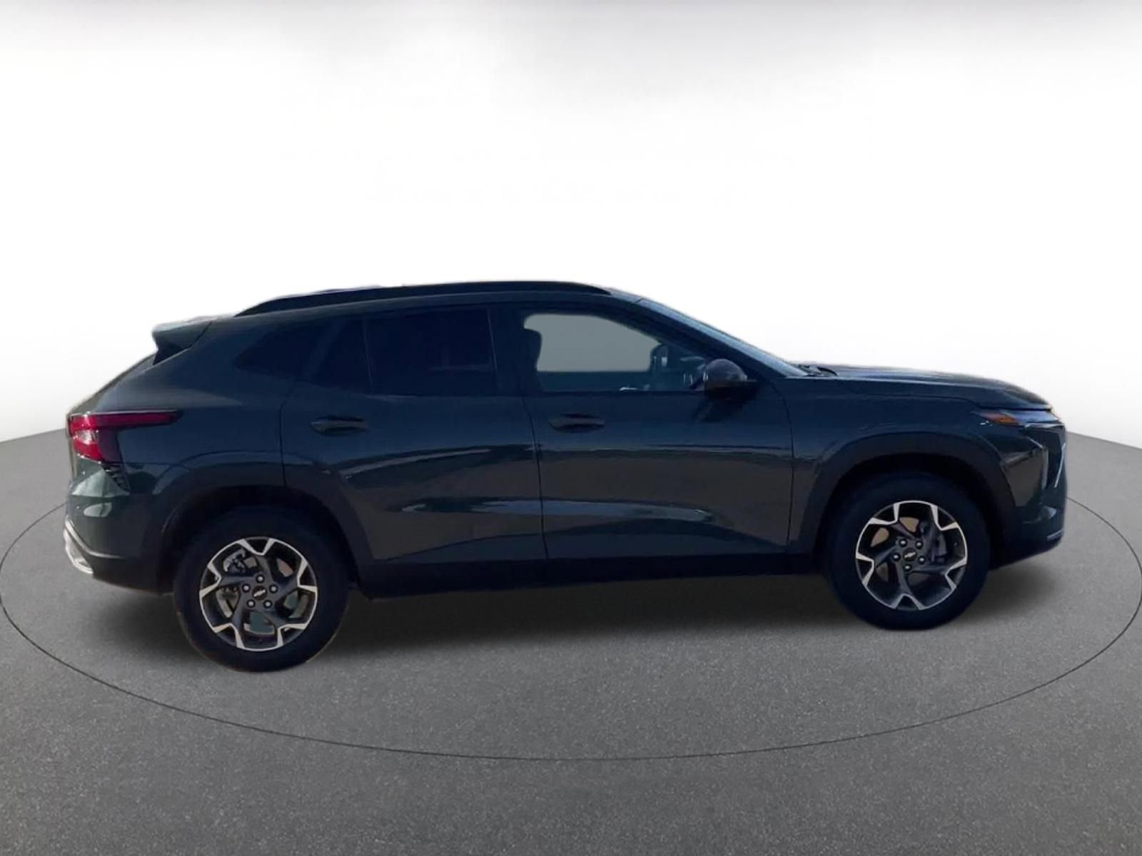 Used 2025 Chevrolet Trax LT FWD image 16