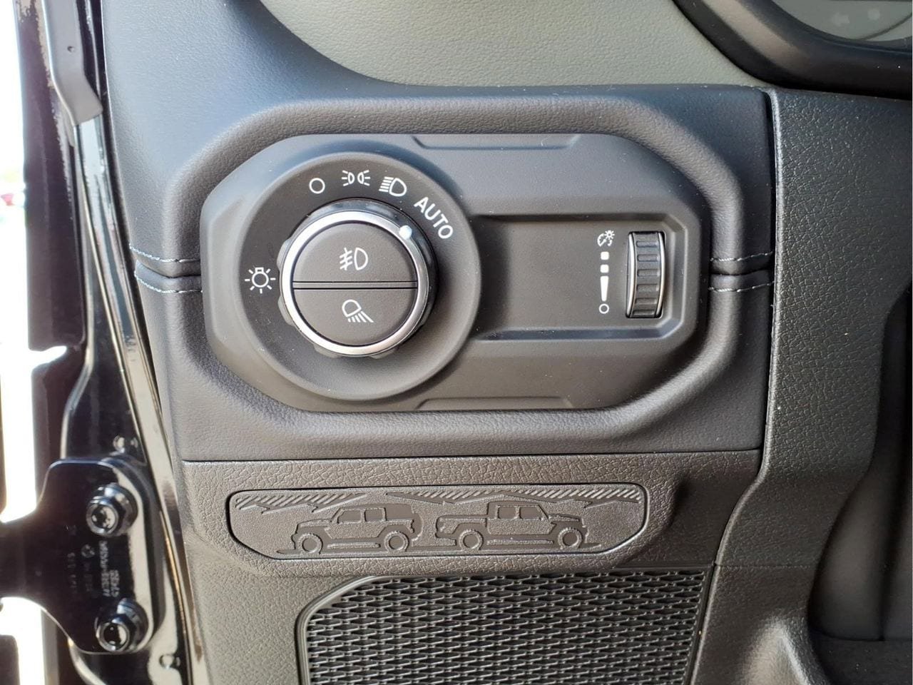 Used 2025 Jeep Gladiator Mojave w/ Convenience Group AWD/4WD image 16