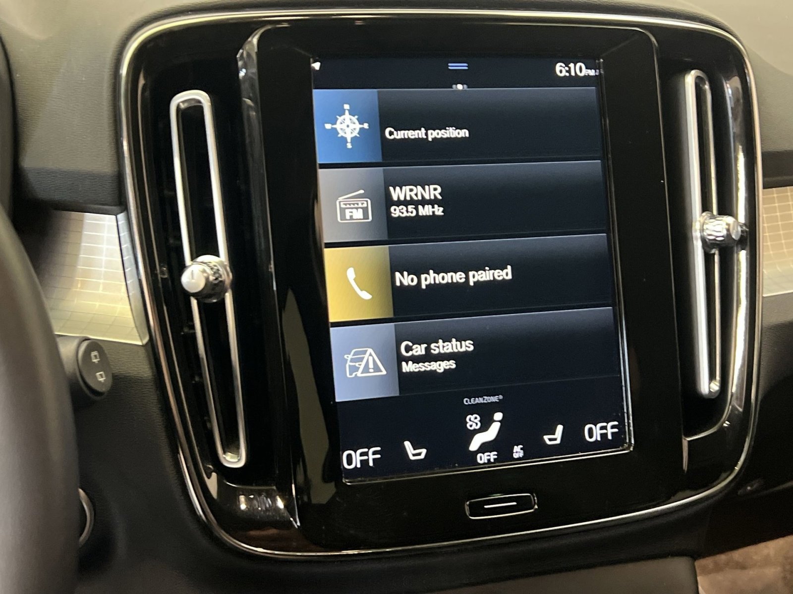 Used 2021 Volvo XC40 T5 Momentum w/ Premium Package image 16