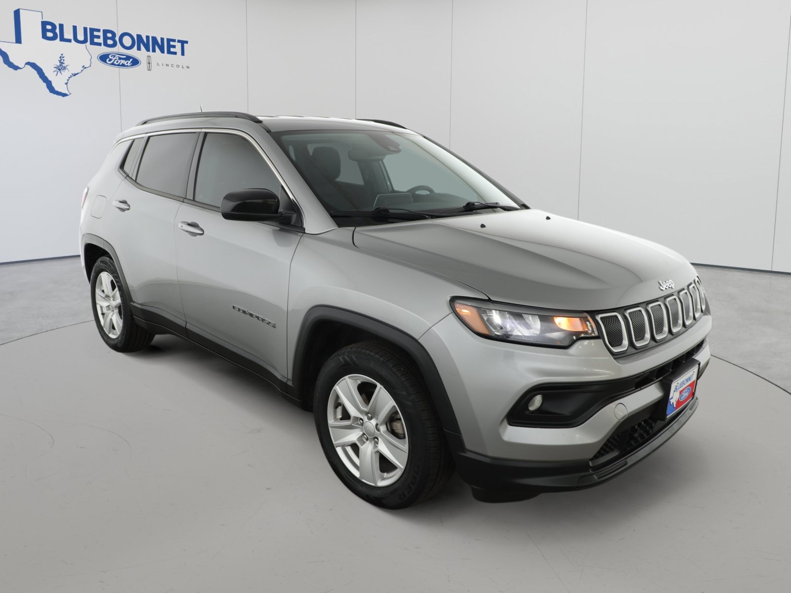 Used 2022 Jeep Compass Latitude FWD image 2