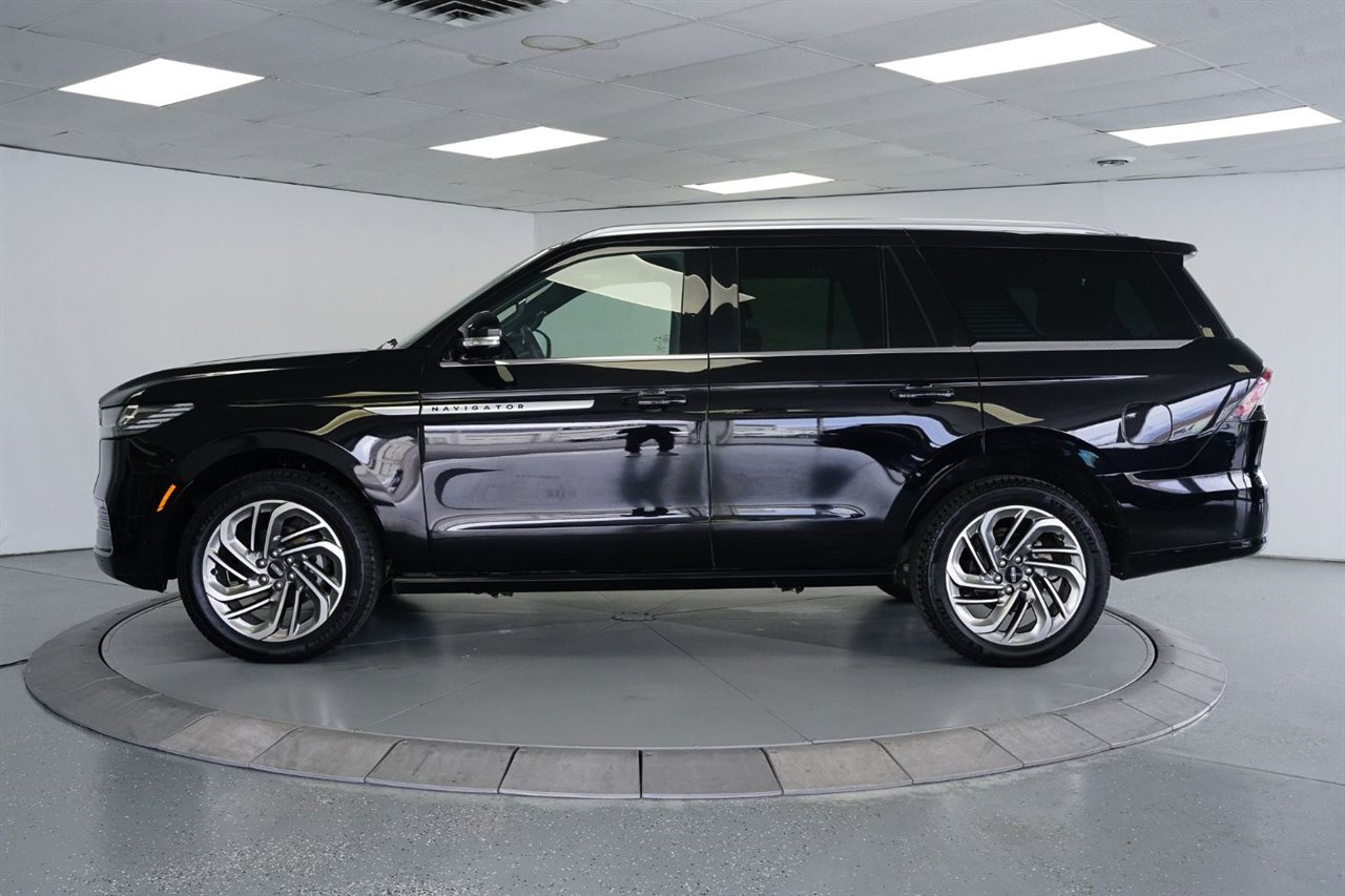 Used 2025 Lincoln Navigator Reserve image 7