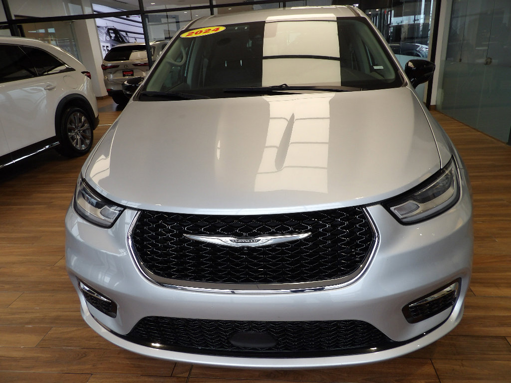 Used 2024 Chrysler Pacifica Touring-L FWD image 2