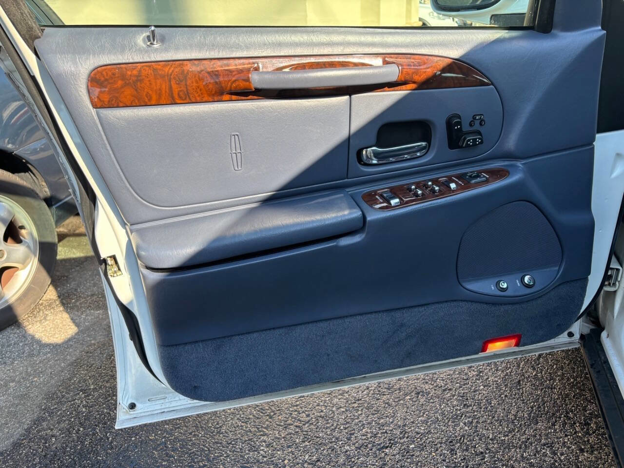 Used 2000 Lincoln Town Car Signature image 15