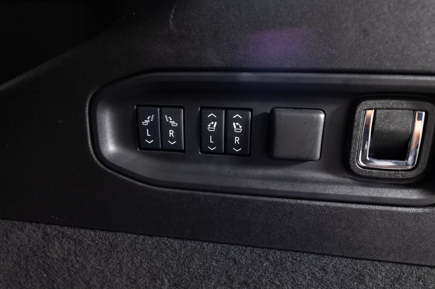 Used 2026 Cadillac Vistiq Platinum w/ LPO, Floor Liner Package AWD/4WD image 23