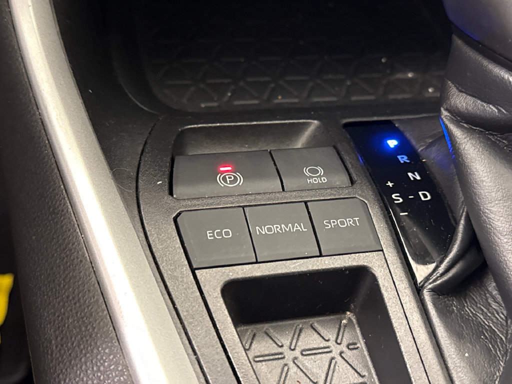 Used 2020 Toyota RAV4 XLE Premium FWD image 27