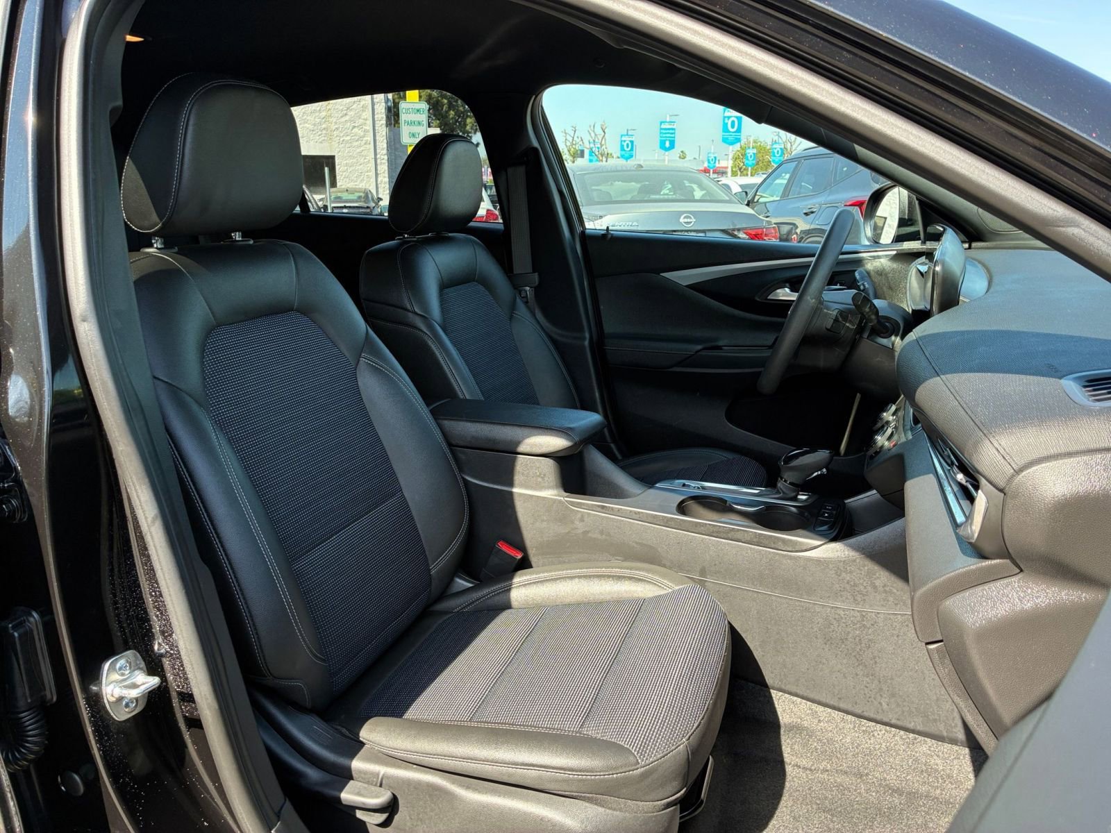 Used 2025 Buick Envista Preferred image 36