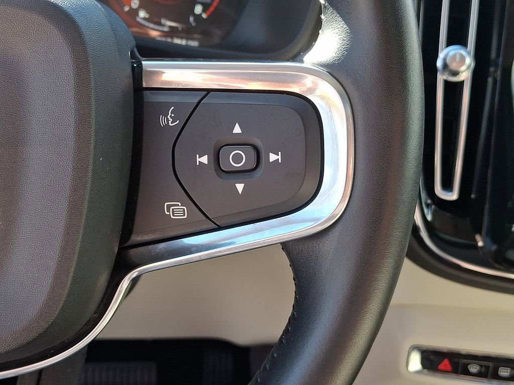 Used 2019 Volvo XC40 T5 Momentum image 23