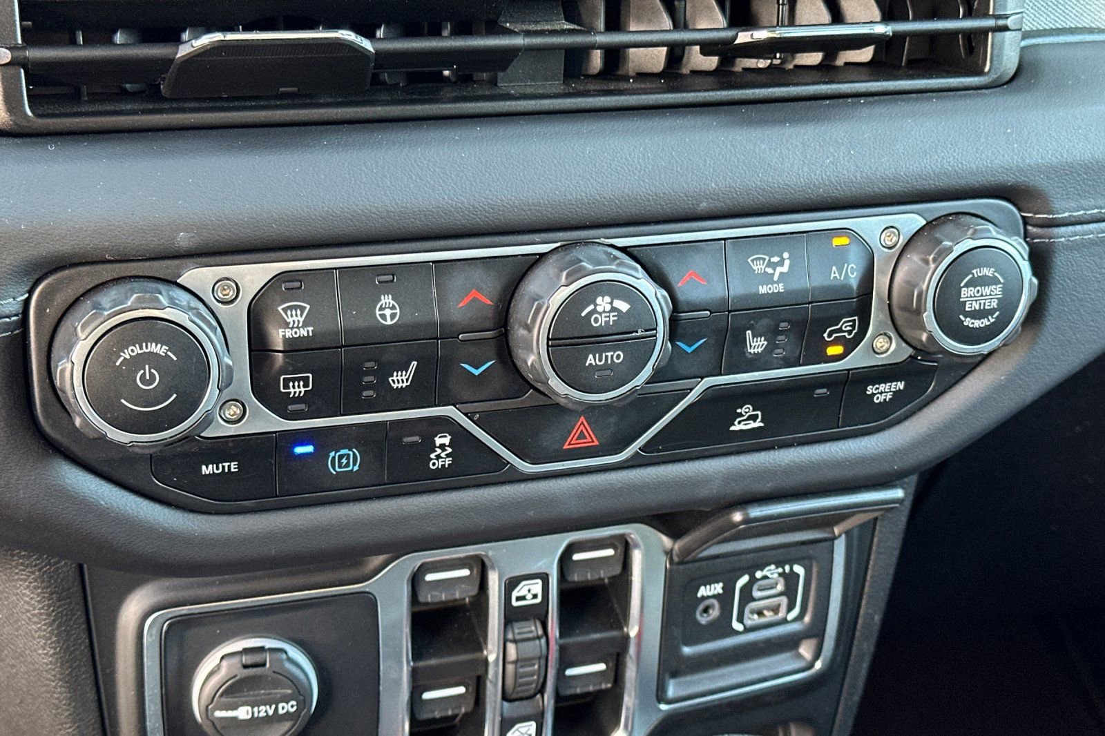 Used 2025 Jeep Wrangler Unlimited Sahara image 20