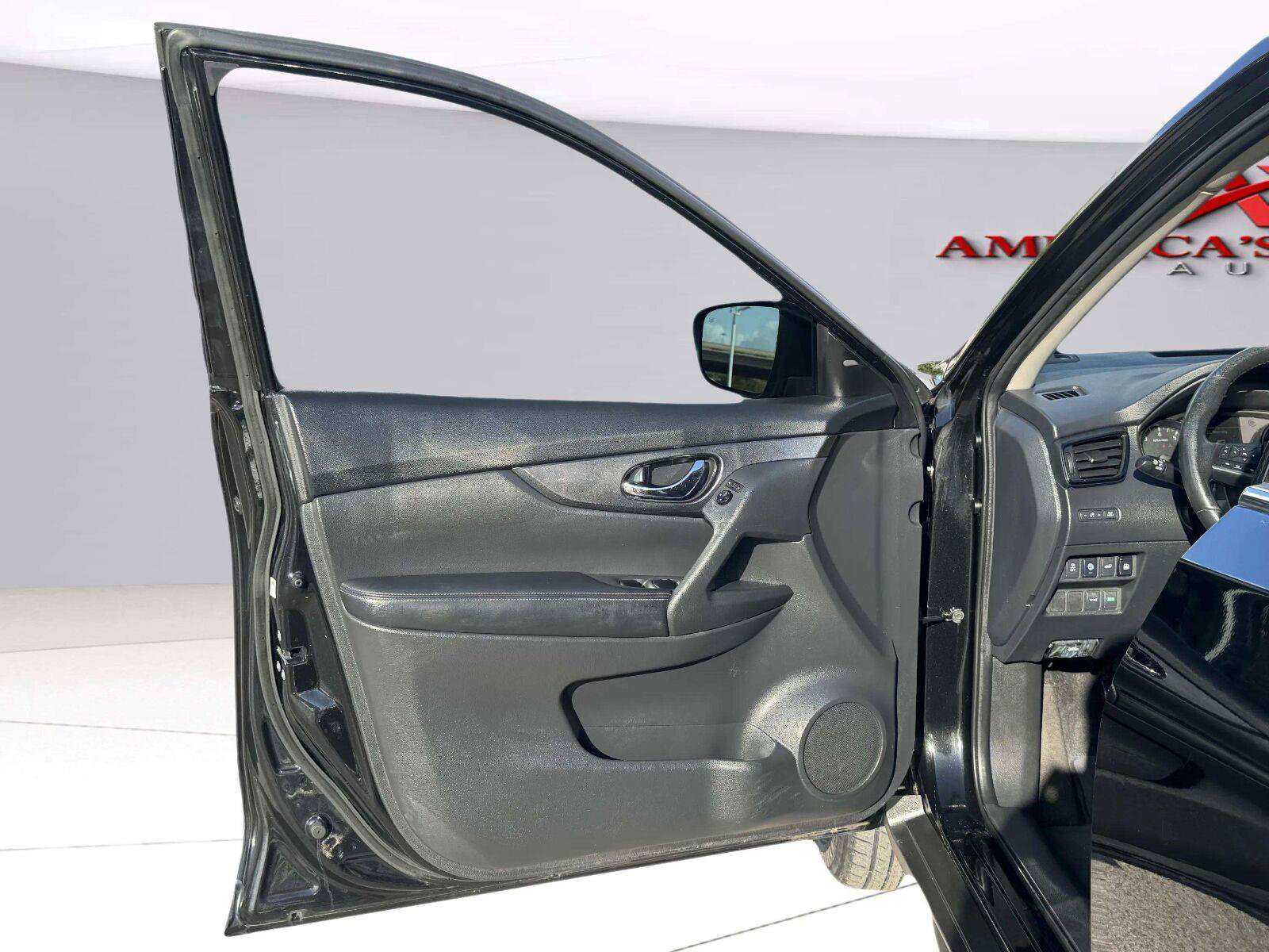 Used 2019 Nissan Rogue SV FWD image 16