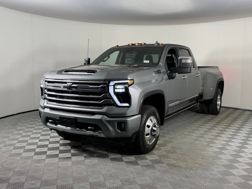Used 2024 Chevrolet Silverado 3500 High Country w/ Technology Package AWD/4WD image 4