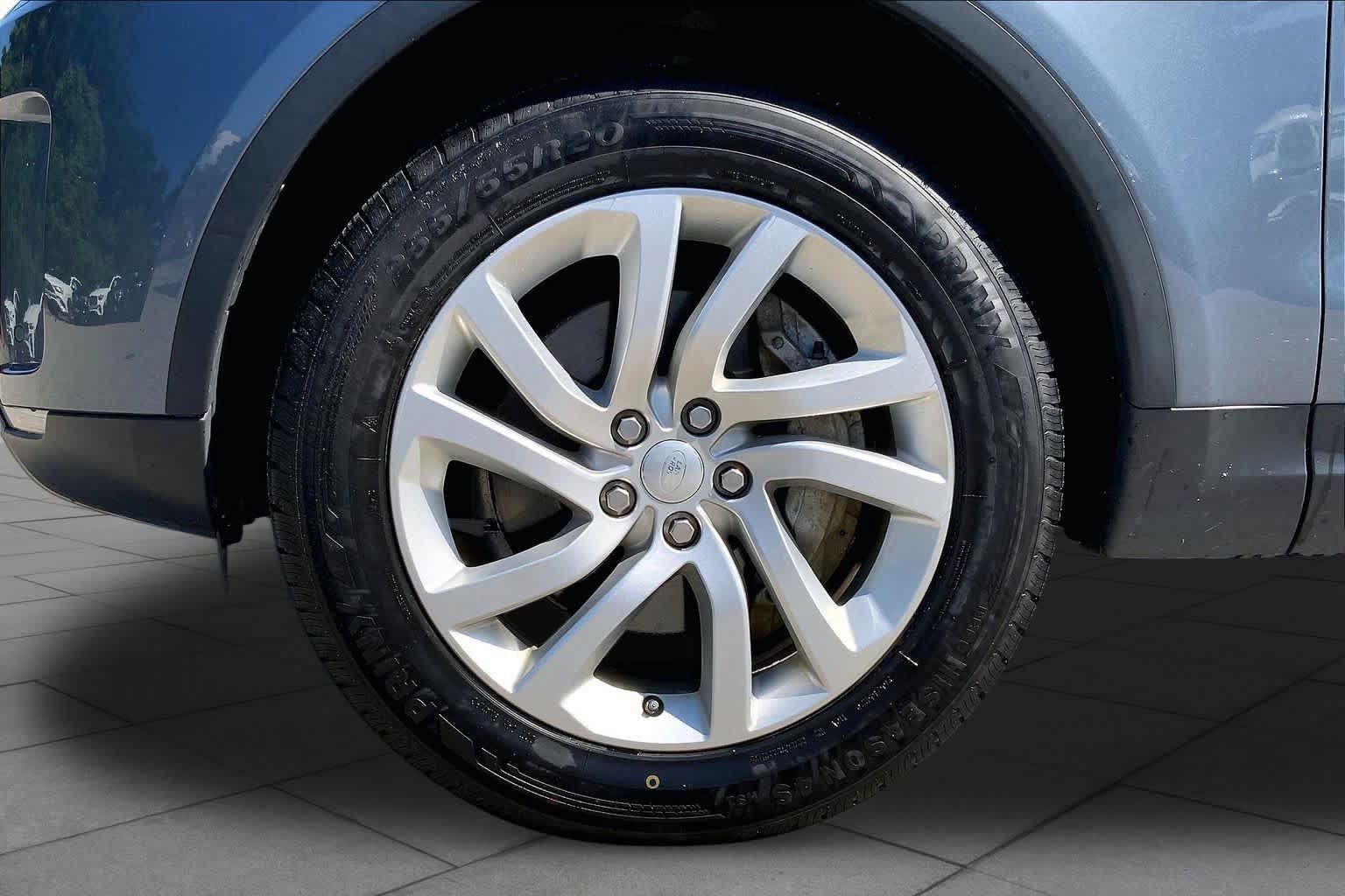 Used 2018 Land Rover Discovery HSE AWD/4WD image 11