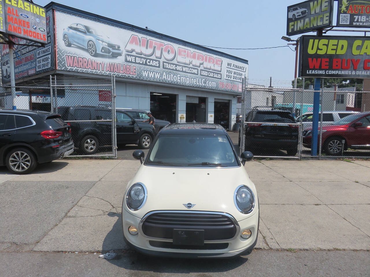 Used 2019 MINI Cooper 4-Door Hardtop w/ Signature Upholstery Package FWD image 6