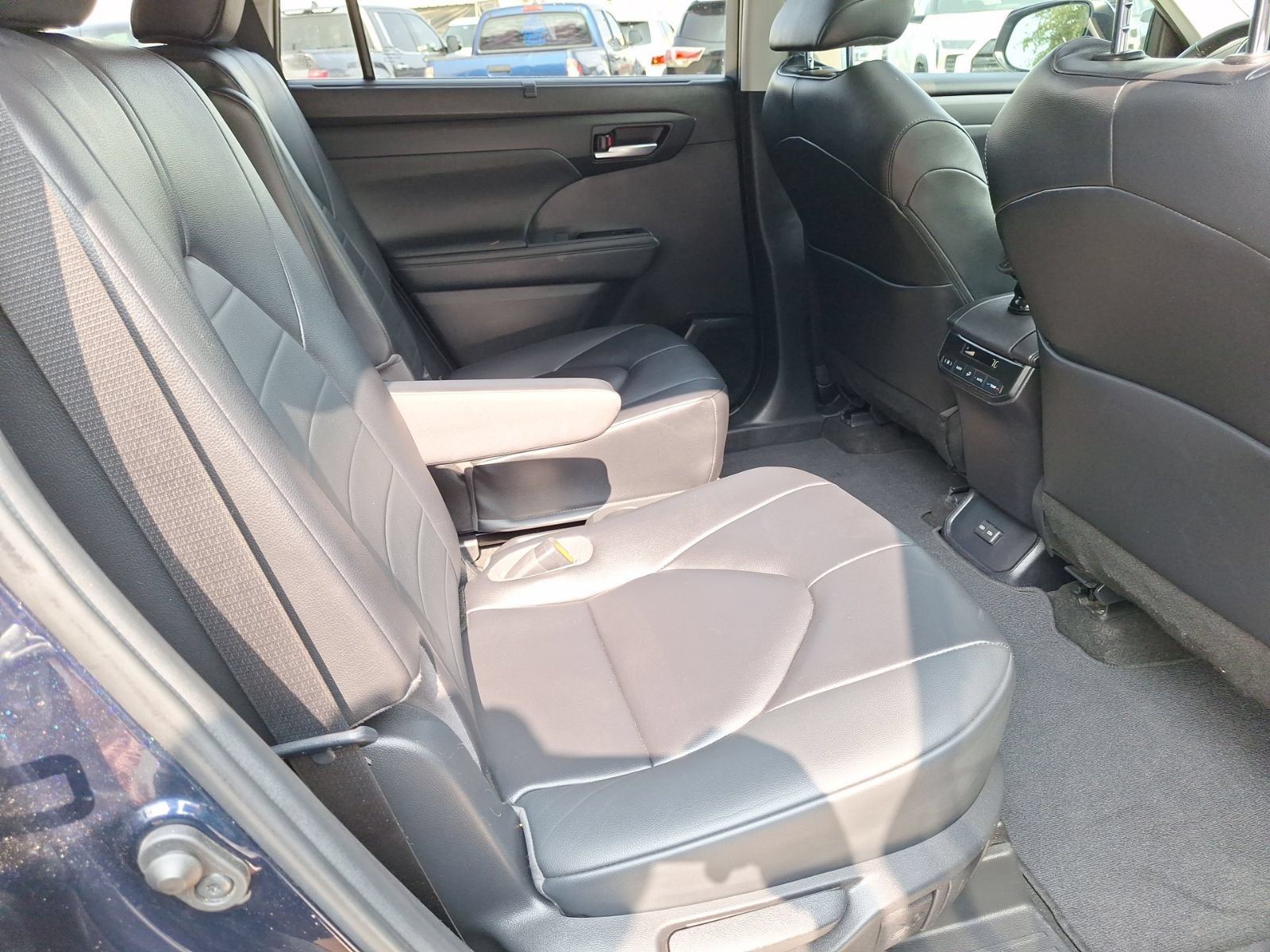 Used 2023 Toyota Highlander XLE FWD image 31