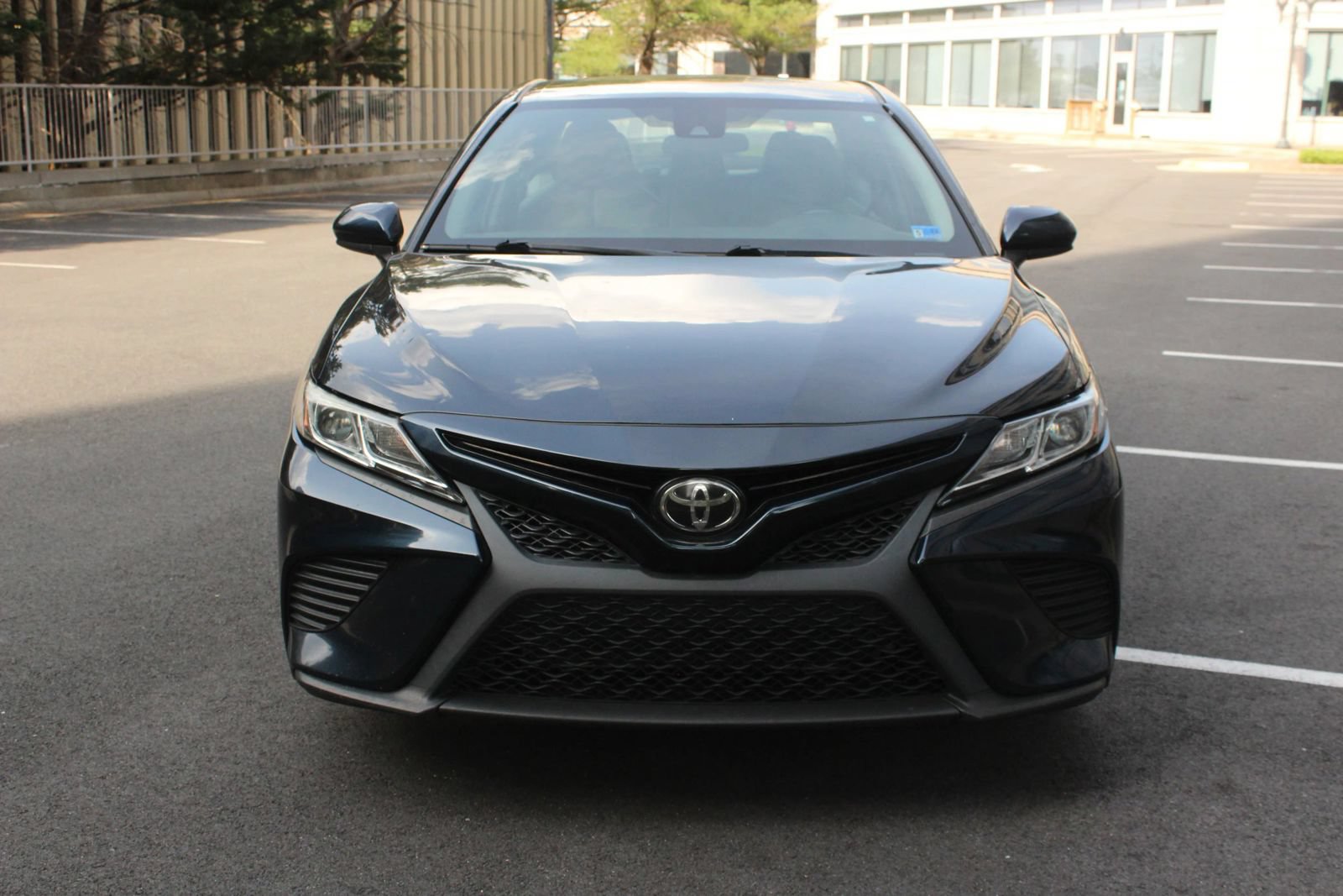 Used 2019 Toyota Camry SE FWD image 3