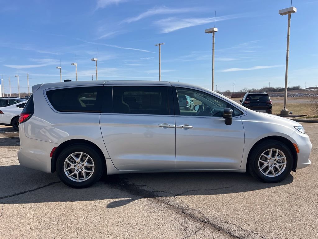 Used 2024 Chrysler Pacifica Touring-L image 6