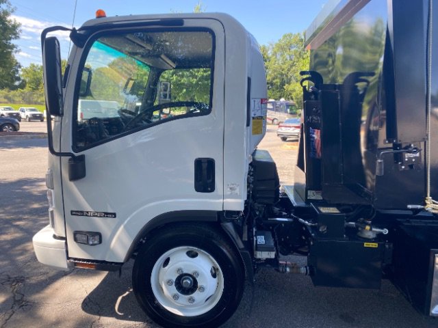 Used 2024 Isuzu NPR image 11