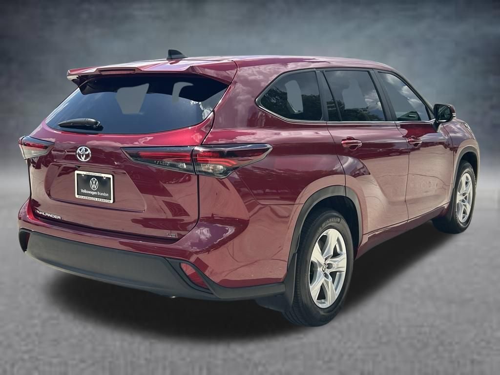 Used 2024 Toyota Highlander LE FWD image 5