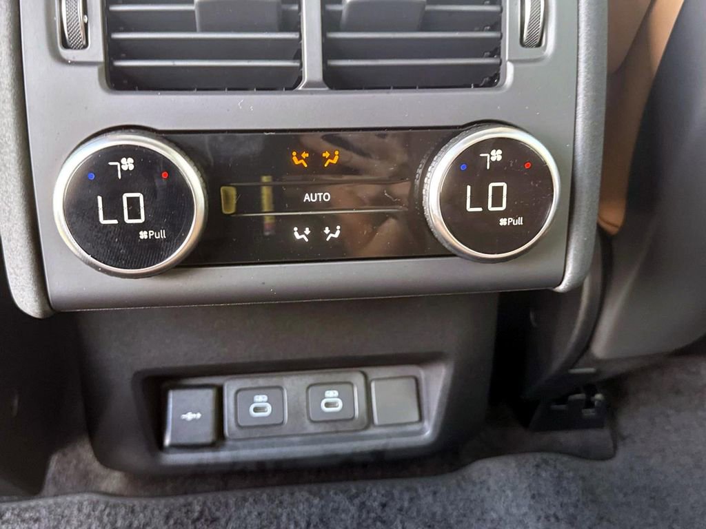 New 2025 Land Rover Discovery Dynamic SE image 14